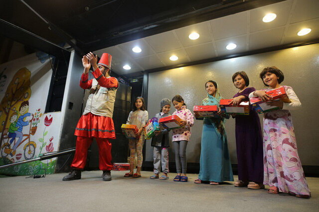 اهدای کتاب و سرگرمی به کودکان سیل‌زده گلستان