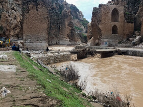 پل کلهر تنها پل ارتباطی بین روستای معمولان بر اثر سیل اخیر قطع شده و باعث شده تا راه کمک رسانی به این روستا مسدود شود.