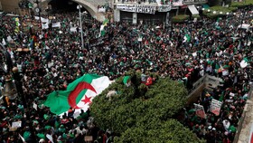 تظاهرات الجزایری‌ها در اولین جمعه بعد از مرگ فرمانده ارتش این کشور