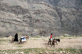 پروین  11 ساله و مهتاب 10 ساله ساکن روستای دَمه در مناطق کوهستانی شهرستان اندیکا هستند. پروین از تحصیل بازمانده و مهتاب کلاس چهارم است. او هر روز مسیر سه کیلومتری تا مدرسه را پیاده طی می‌کند تا به محل تحصیلش برسد. مهتاب و پروین علاوه بر انجام کارهای  خانه، روزانه زمان زیادی را برای آوردن آب از چشمه صرف می‌کنند.
