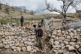 مازیار، یکی از ساکنان روستای دمه در مناطق عشایری شهرستان اندیکا، که تا دوم ابتدایی درس خوانده است. فاصله روستای آن‌ها تا نزدیکترین مدرسه ابتدایی سه کیلومتر جاده کوهستانی است. 