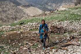 منیژه یکی از دختران روستای دَمه در شهرستان اندیکا است. او در 9 سالگی و کلاس سوم ابتدایی ترک تحصیل کرده است. حجم زیادی از کارهای روزانه  در خانواده توسط منیژه انجام می‌شود. برادر و پدر منیژه علی‌رغم داشتن موتورسیکلت از رساندن او به مدرسه خودداری می‌کنند. از نظر آن‌ها هزینه سوخت بالا و دسترسی به آن مشکل است. 
