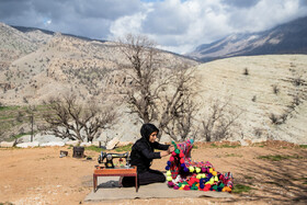 سمیرا 19 سال دارد و اهل روستای تاچل علیشیر در شهرستان اندیکا است. او تا کلاس  نهم درس خوانده  و در دوران تحصیل همیشه شاگرد اول بوده است. بخش زیادی از کارهای روزانه عشایری توسط دختران انجام می‌شود
