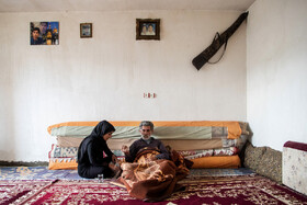 نرگس 18 ساله و اهل روستای تراز شهرستان لالی است. پدرش -رضاقلی 63 ساله- نابینا است. بیماری رضاقلی در سال‌های گذشته و رسیدگی به وضعیت او شرایط تحصیل را برای نرگس سخت کرده و باعث ترک تحصیل او در کلاس هفتم می‌شود.  
