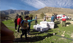 امدادرسانی هلال احمر کهگیلویه و بویراحمد به یک روستا پس از چند روز قطعی ارتباط