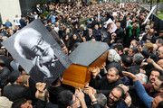 بدرقه پیکر جمشید مشایخی زیر نم نم باران / نصیریان: جای مشایخی پُر نمی‌شود