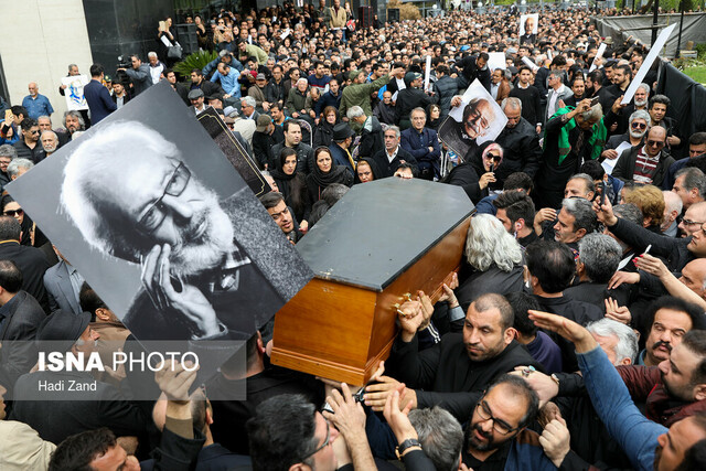 بدرقه پیکر جمشید مشایخی زیر نم نم باران / نصیریان: جای مشایخی پُر نمیشود بدرقه پیکر جمشید مشایخی زیر نم نم باران / نصیریان: جای مشایخی پُر نمیشود