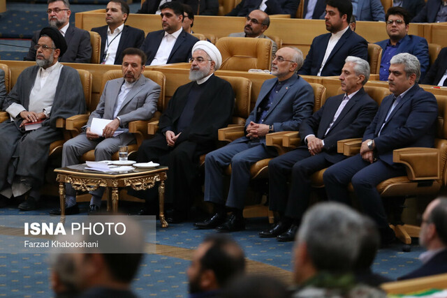 روحانی: امروز روز جان بر کفانی است که از اول انقلاب با مردم بودند