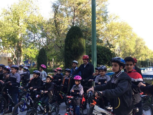 دوچرخه‌سواری حناچی در اولین سه شنبه بدون خودروی سال ۹۸  