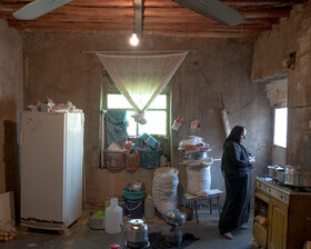  با وجود ساخته شدن خانه جدید اما خانم سلطان‌پور هنوز در خانه قدیمی اش زندگی می‌کند.