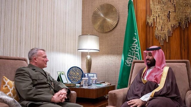 دیدار ولیعهد سعودی با رئیس فرماندهی مرکزی آمریکا