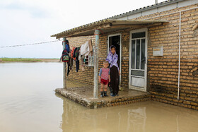 خدیجه و محمد به همراه خانواده نزدیک به ۲۳ روز نتوانستند وارد خانه خود بشوند. وسایل زندگی آنها در سیل از بین رفته است. خدیجه میگوید: از وسایل مدرسه من و برادر کوچکم تنها کیفهایمان سالم مانده است.