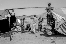 عشایر معمولا برای برگزاری مراسمات خود چادرهایی را در منطقه‌ای وسیع برپا می‌کنند .