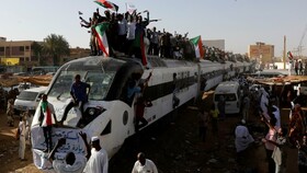 معترضان سودانی از مهد انقلاب با قطار خود را به خارطوم رساندند