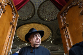 بهمن فرمانآرا، تهیهکننده، کارگردان، فیلمنامهنویس،نویسنده و هنرپیشه در مراسم یادبود منیر فرمانفرمائیان