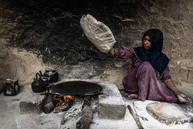 پخت نان تیری توسط یکی از زنان روستای هیرما 
