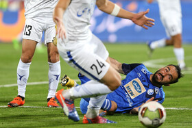 بازی فوتبال تیم های استقلال تهران و استقلال خوزستان