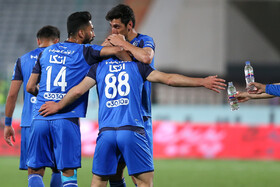 بازی فوتبال تیم های استقلال تهران و استقلال خوزستان