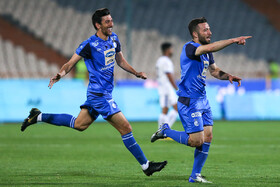 بازی فوتبال تیم های استقلال تهران و استقلال خوزستان