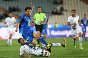 بازی فوتبال تیم های استقلال تهران و استقلال خوزستان