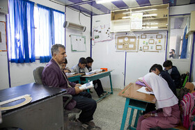 آقای حسینی یکی دیگر از معلمان بازنشسته مدارس کانکسی روستاهای خنداب است و دو روز در هفته در مدرسه شهید چمران مشغول به آموزش است.