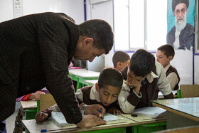 در کلاسهای چند مقطعی معلم وقت چندانی برای تمرین با بچه ها و احتمالا رفع ایرادات ندارد و باید روزانه درسهای چند پایه تحصیلی را تدریس کند.