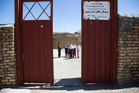 مسیر ارتباطی روستای دارانجیر از جاده اصلی تا روستا یک جاده خاکی است. بدنبال بارندگی های اخیر سقف مدرسه قدیمی روستا که گفته می شود از سال 1342 احداث شده است ریخته، دیوارها نیز سست هستند و امکان ریختن آنها وجود دارد. دانش آموزان که در حال حاضر در کانکسی کوچک در محوطه مدرسه درس می خوانند، منتظرند که تیرهای چوبی این مدرسه فروخته شود و درآمد حاصل از آن برای خود مدرسه هزینه شود.
 