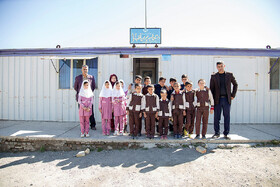 آقای محسنی 29 سال سابقه تدریس در مناطق روستایی دارد و هر روز صبح از خنداب به روستای قشلاق قطب آباد می رود تا در نقش مدیرآموزگار این مدرسه هم معلم باشد، هم مدیر و هم ناظم. آقای حسینی هم معلم بازنشستهای است که دو روز در هفته را در این مدرسه میگذراند