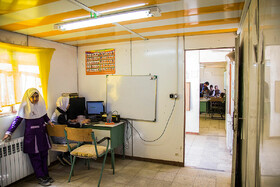 با ورود کامپیوتر به روستاها برخی از مدارس این مناطق توسط آموزش و پرورش به کامپیوتر مجهز میشوند و معلمان این مناطق باید علاوه بر درسهای معمول، مهارت کار با کامپیوتر را نیز به دانشآموزان آموزش بدهند.