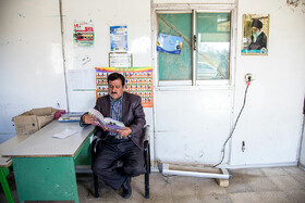 آقای زندی معلم بازنشستهی مدرسه کانکسی شهید فهمیده روستای میثم آباد است که صبحها از کمیجان به این روستا میآید تا یازده دانش اموز این روستا را آموزش دهد.