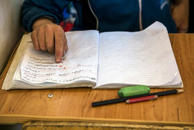 در مدارس چندپایه وقتی معلم دانشآموزان یک پایه را درس میدهد، دانشآموزان پایه های دیگر به تمرین و خواندن درسهای خود میپردازند