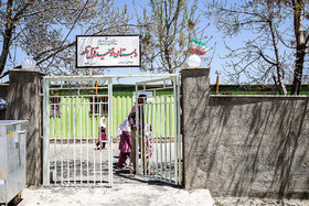 غنی پور معلم دبستان توحید روستای قزل قلعه دیوارکشی حیاط، کف سازی و برقکشی مدرسه را با کمک اهالی روستا انجام داده و آبگرمکن این دبستان کانکسی نیز توسط یک خیر تهیه شده است