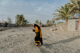 مهسا ۲۱ ساله، متاهل و ساکن روستای گوهرت است. او در سن۱۶ سالگی ازدواج کرده ولی به دلیل بچه دار نشدن، همسرش بدون اطلاع او و با تشویق خانوادهاش با دختر 16 ساله دیگری ازدواج مجدد کرده است. او اوقات تنهایی خود را با تلفن همراه سپری میکند.
