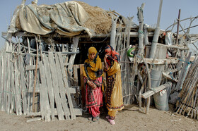  نسیمه ۱۳ و امینه ۱۴ ساله از روستای کیدر بالا بعد از پایان تحصیلات ابتدایی خود در خانه و منتظر ازدواج هستند.