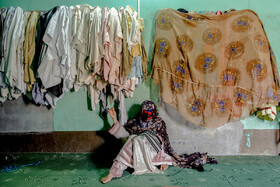 فاطمه ۲۷ ساله و مجرد، ساکن روستای عبد در حال سوزن دوزی است.