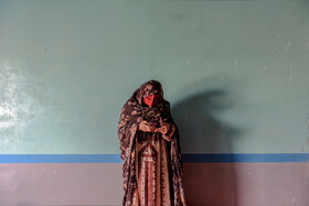 فاطمه ۲۷ ساله و مجرد، ساکن روستای عبد با موبایل خود گذران وقت میکند.