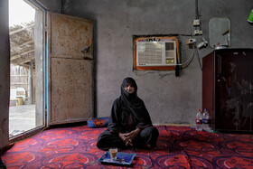 فاطمه ۸۰ ساله تنها مامای روستای گوهرت بوده که چند سالی است از کار افتاده شده است.