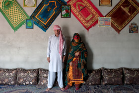 زوج تازه ازدواج کرده در روستای کیدر بالا. در این منطقه رسم بر این است که داماد برای ازدواج باید خانه و وسایل خانه را تهیه نماید، به همین دلیل در سالهای اخیر به دلیل مشکلات اقتصادی سن ازدواج به خصوص برای مردان بالا رفته است.