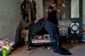 مرضیه جهادپناه ۳۲ ساله است و ۵ فرزند دارد و در روستای کیدر قدیم زندگی میکند. شوهر او بیکار است و فقط با یارانه امرار معاش میکنند.