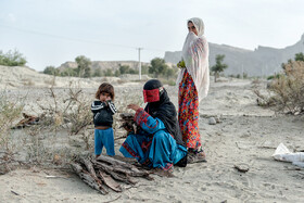 زهرا ۲۰ ساله به همراه فرزند سوم خود، پریسا یک ساله و دوستش مریم ۱۴ ساله مشغول جمع آوری هیزم برای پخت و پز هستند.
