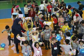 کودکان کرمانشاهی به کودکان سیل‌زده "اسباب‌بازی" هدیه کردند