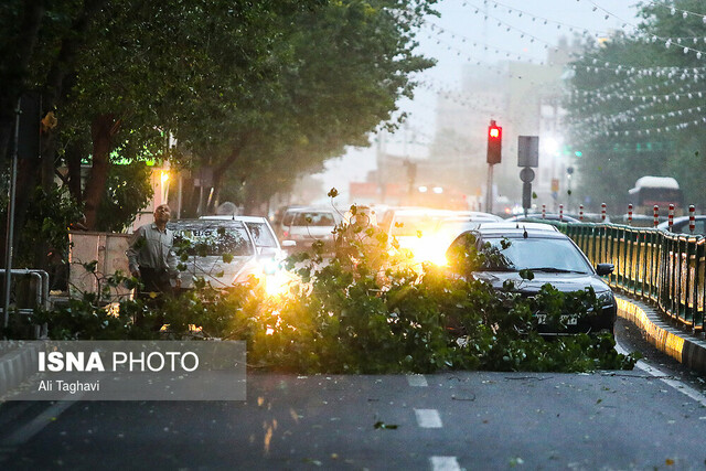 طوفان یک نفر را از بالکن به پایین پرتاب کرد