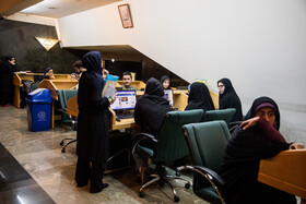 عکاسان خبری و خبرنگاران در انتظار پایان جلسه غیر علنی مجلس که با حضور سردار سلامی فرمانده کل سپاه و چند تن دیگر از فرماندهان سپاه پاسداران، تشکیل شده است.