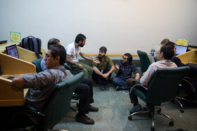 عکاسان خبری و خبرنگاران در انتظار پایان جلسه غیر علنی مجلس که با حضور سردار سلامی فرمانده کل سپاه و چند تن دیگر از فرماندهان سپاه پاسداران، تشکیل شده است.
