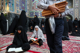 جزء خوانی قرآن کریم در حرم امام رضا (ع)