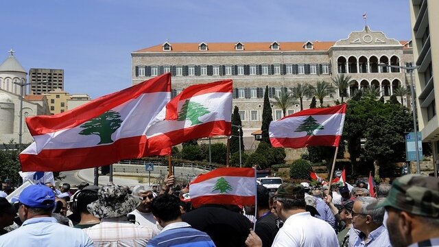 تحصن نظامیان بازنشسته لبنان در مقابل بانک مرکزی این کشور