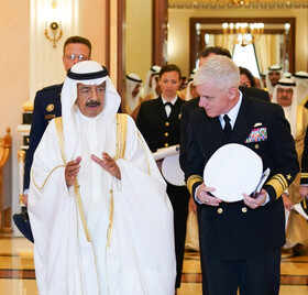 دیدار نخست‌وزیر بحرین با فرمانده ناوگان پنجم نیروی دریایی آمریکا