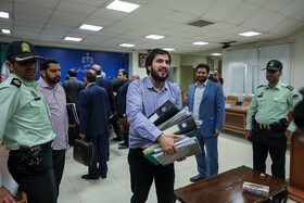پرونده رسیدگی به تخلفات چند مدیر بانک سرمایه و مرتبطین آنها، یکی از مهمترین پروندههای مالی در سالهای اخیر محسوب میشود. دادگاههای این پرونده از اواخر سال ۹۷ آغاز شد و در میان متهمان نامهایی همچون پرویز کاظمی، حسین هدایتی و هادی رضوی (داماد وزیر رفاه) دیده میشد.
بعد از گذراندن دادگاههای مختلف در شعبه سوم دادگاههای ویژه رسیدگی به جرایم اخلالگران در نظام اقتصادی، به جرم اخلال عمده در نظام اقتصادی به ۲۰ سال حبس، رد مال و ۷۴ ضربه شلاق و محرومیت از خدمات دولتی محکوم شد.