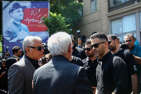 سیروان خسروی، آهنگساز و خواننده پاپ در مراسم تشییع پیکر مرحوم «بهنام صفوی»