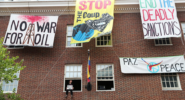نصب مجدد پرچم ونزوئلا بر فراز سفارتخانه این کشور در آمریکا به دست مخالفان